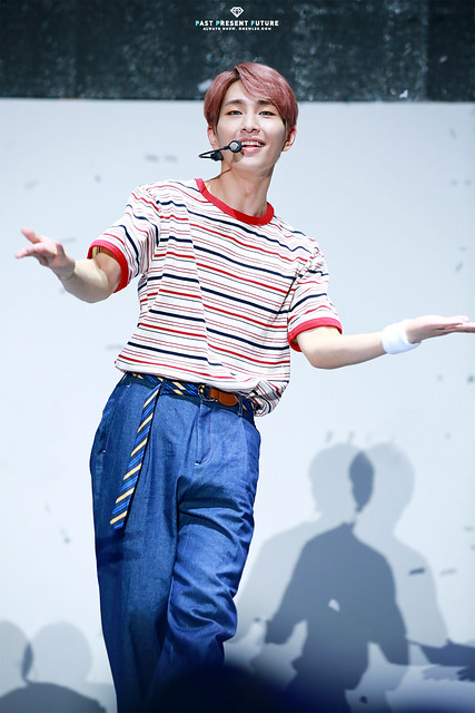 150528 Onew @ Samsung Play the Challenge 18425615809_77d6f6f017_z